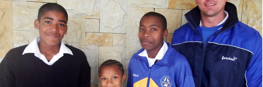 Vlnr is Gansbaai PrimÃªr se landlopers, Edward Goliath, Vasti Pietersen, German Lewis en Corrie Avenant (afrigter) 